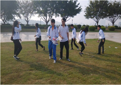 （图四）在文化广场开展环保活动