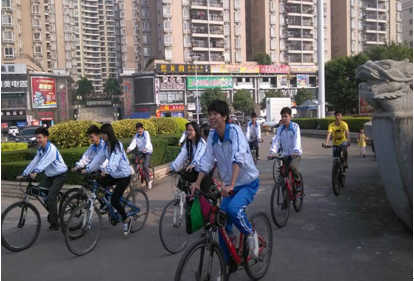 （图三）同学们在骑行