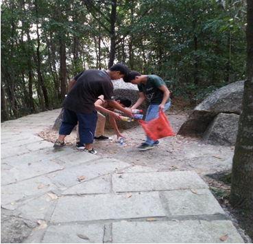 （图二）同学们在笔架山打扫卫生