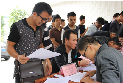 （图五）退役士兵学员在办理入学手续