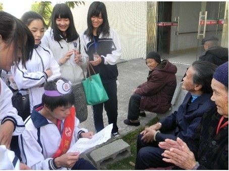 青年志愿者到福利院看望孤寡老人