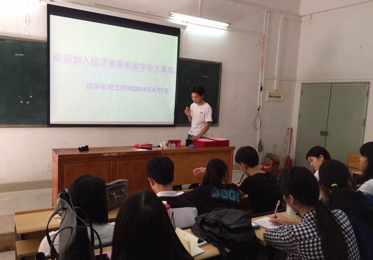 （图二） 团学会主席黄青平为全体成员培训