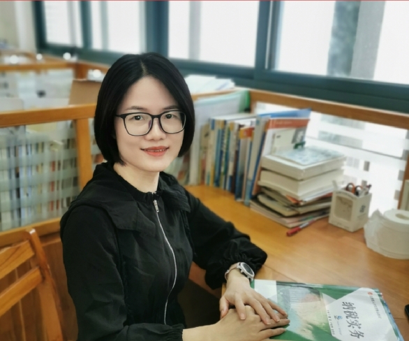 钟丽君，本科学历，中共党员，会计讲师，会计师.jpg