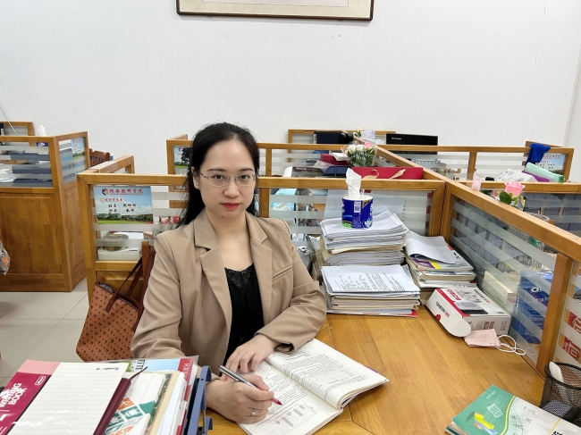 朱伟莎，本科学历，中共党员，物流管理讲师.jpg