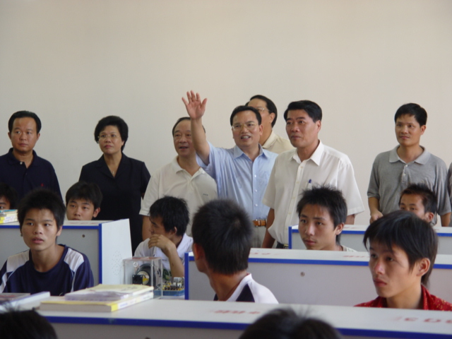 2、2005年9月15日，时任省委副书记欧广源（右二）在市领导的陪同下到校观察。.JPG