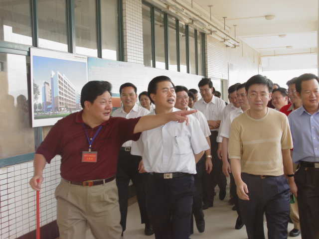 2005年5月30日，时任省长黄华华（前排左二）在市领导的陪同下视察新校区建设