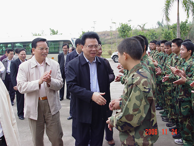 2006年11月24日，时任副省长谢强华在市领导的陪同下到校看望试点班学员