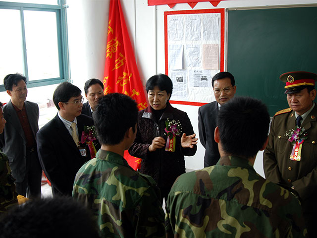 2007年3月1日，时任省人大常委会主任黄丽满、省军区副司令员倪善学少将到校看望退役士兵职业技能培训试点班学员