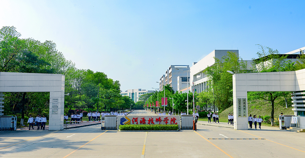 学院东门 