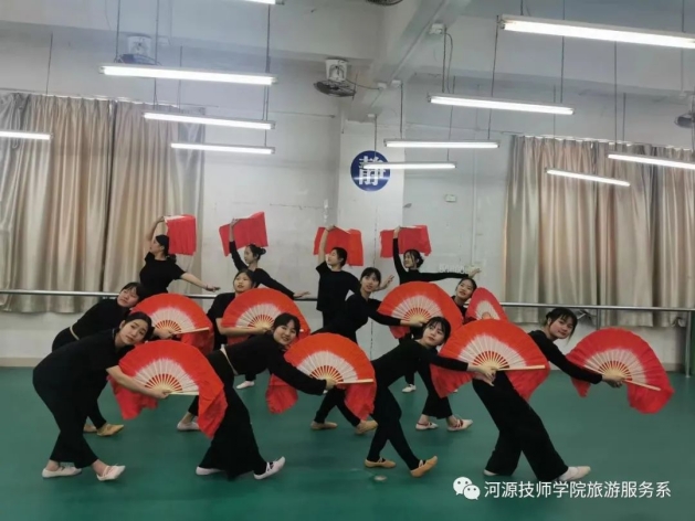 学生舞蹈.jpg